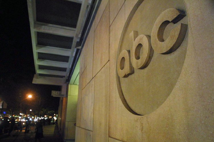 News executive Richard Wald, who helped build ABC News,
dies